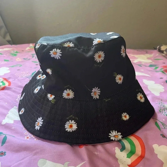 Alex + Olivia Daisy Flowers Reversible Bucket Hat Unisex - Picture 2 of 5